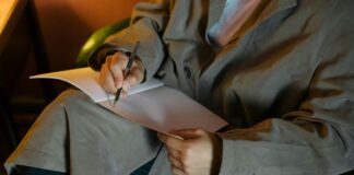 Exilio y retorno bajo una pluma testimonial y lente audiovisual Foto de cottonbro studio