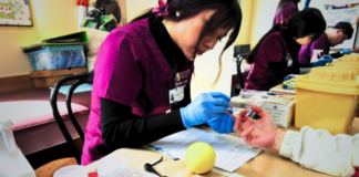 Test de VIH en lengua de señas rompe barreras históricas de acceso a la salud