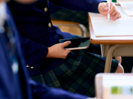 ¿Cómo afrontar la nueva Ley que prohibirá el uso de celulares en salas de clases?: Conoce las recomendaciones para padres y colegios