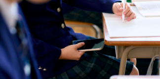 ¿Cómo afrontar la nueva Ley que prohibirá el uso de celulares en salas de clases?: Conoce las recomendaciones para padres y colegios