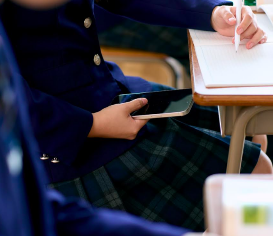 ¿Cómo afrontar la nueva Ley que prohibirá el uso de celulares en salas de clases?: Conoce las recomendaciones para padres y colegios