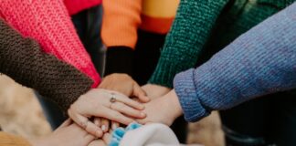 8M: Compañeras, Resistiremos….