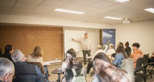 Experto internacional, Joan Melé llamó a repensar el rol del dinero y la ética en la economía durante charla en la UAH