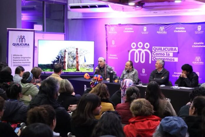 Foto quilicura presentando el libro