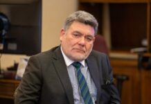 Diputado Venegas plantea su inquietud por incumplimiento del criterio 80/20 en embajadas chilenas