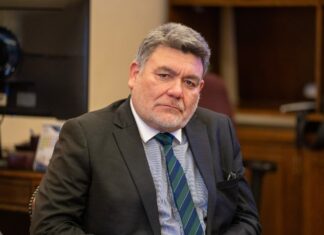 Diputado Venegas plantea su inquietud por incumplimiento del criterio 80/20 en embajadas chilenas