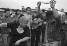 “A la chilena”: fotografías de Francisco Bermejo recorren una década de cueca urbana en el Centro Cultural La Sombrerería