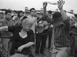 “A la chilena”: fotografías de Francisco Bermejo recorren una década de cueca urbana en el Centro Cultural La Sombrerería