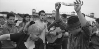 “A la chilena”: fotografías de Francisco Bermejo recorren una década de cueca urbana en el Centro Cultural La Sombrerería