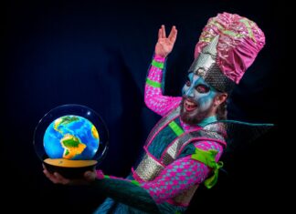 La murga extraterrestre aterriza en CEINA con «La Tierra de la Contradicción»