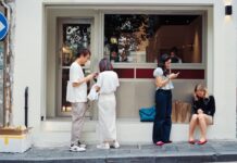 Adultos disponibles, el antídoto que no cabe en una app