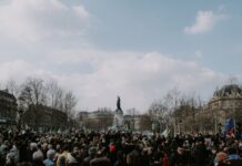 Francia en las calles suma la defensa del -Derecho a la Protesta- a sus reivindicaciones sociales