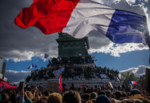 Francia en las calles: “El pueblo unido jamás será vencido» presente en las protestas